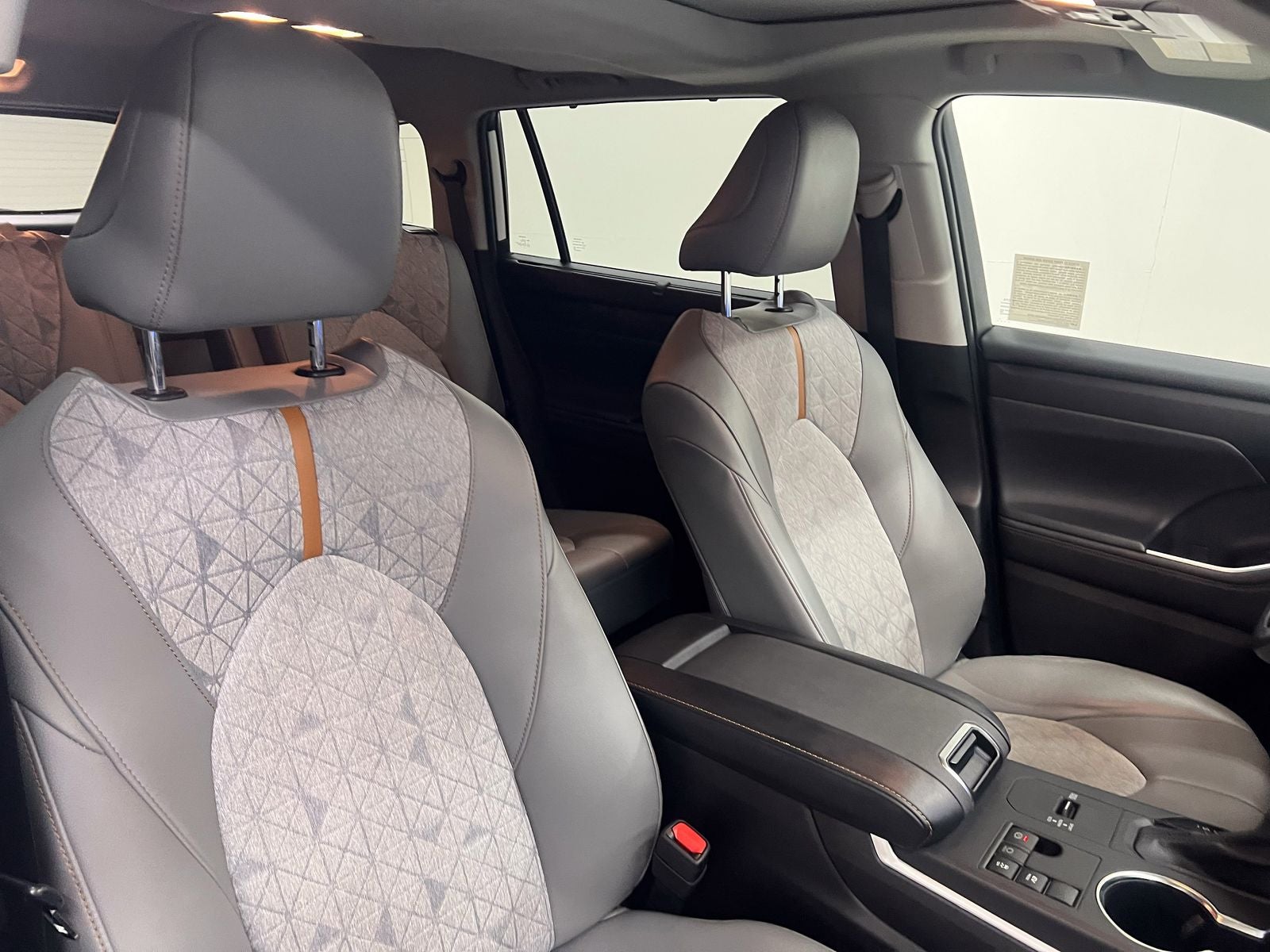2023 Toyota Highlander Hybrid Bronze Edition