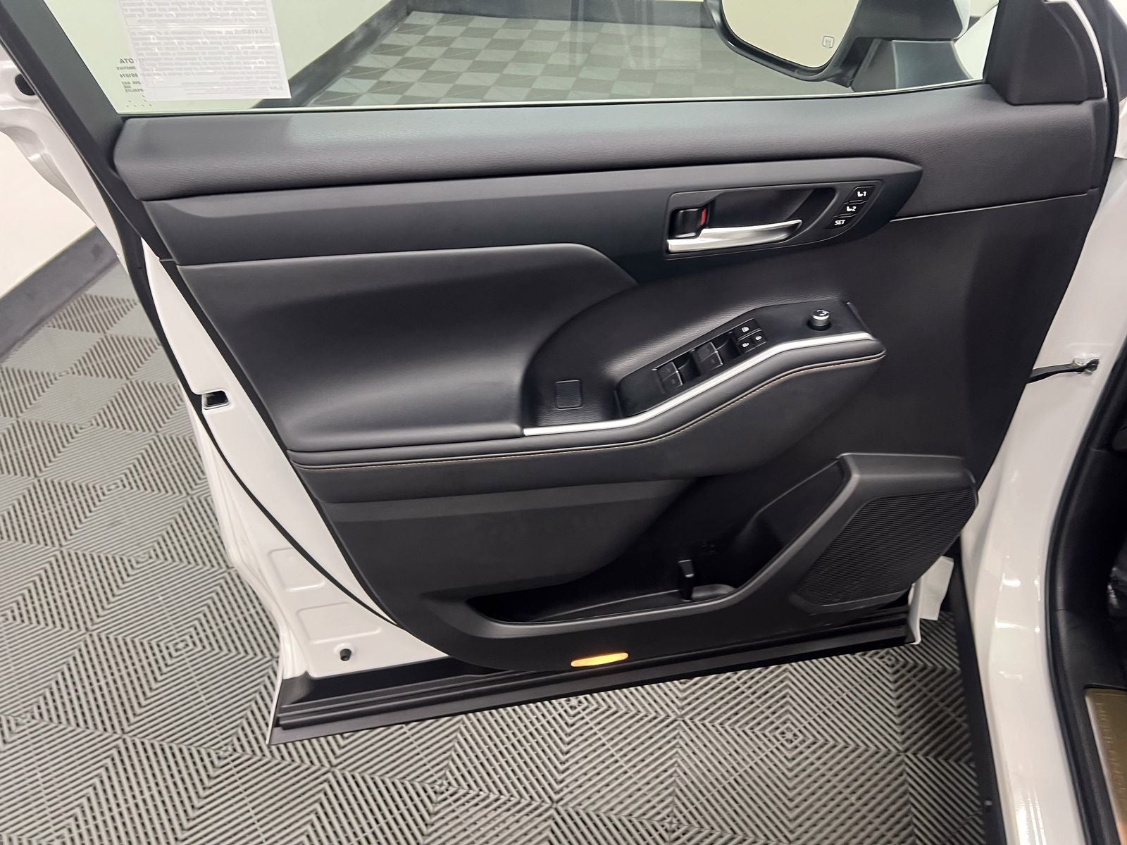 2023 Toyota Highlander Hybrid Bronze Edition