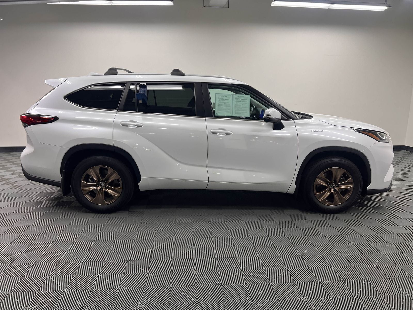2023 Toyota Highlander Hybrid Bronze Edition