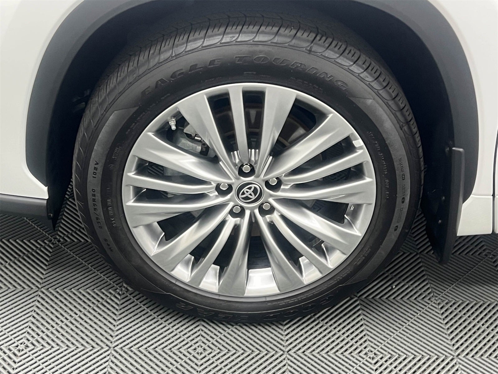 2023 Toyota Highlander Hybrid Platinum