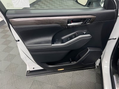 2023 Toyota Highlander Hybrid Platinum