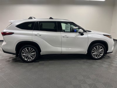 2023 Toyota Highlander Hybrid Platinum