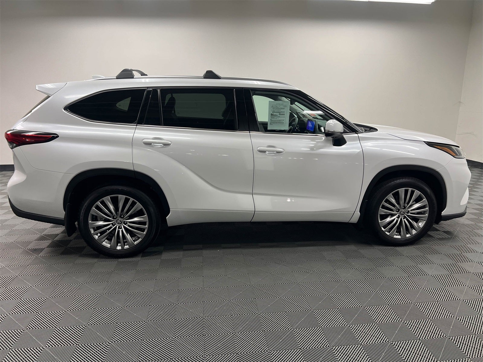 2023 Toyota Highlander Hybrid Platinum