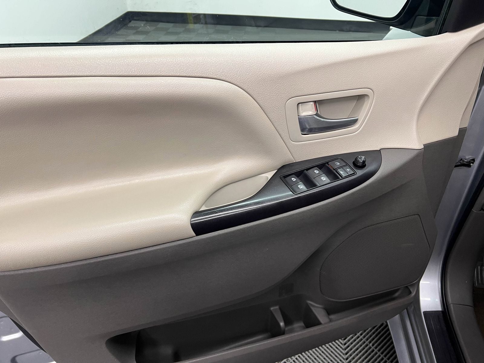 2015 Toyota Sienna LE 8 Passenger