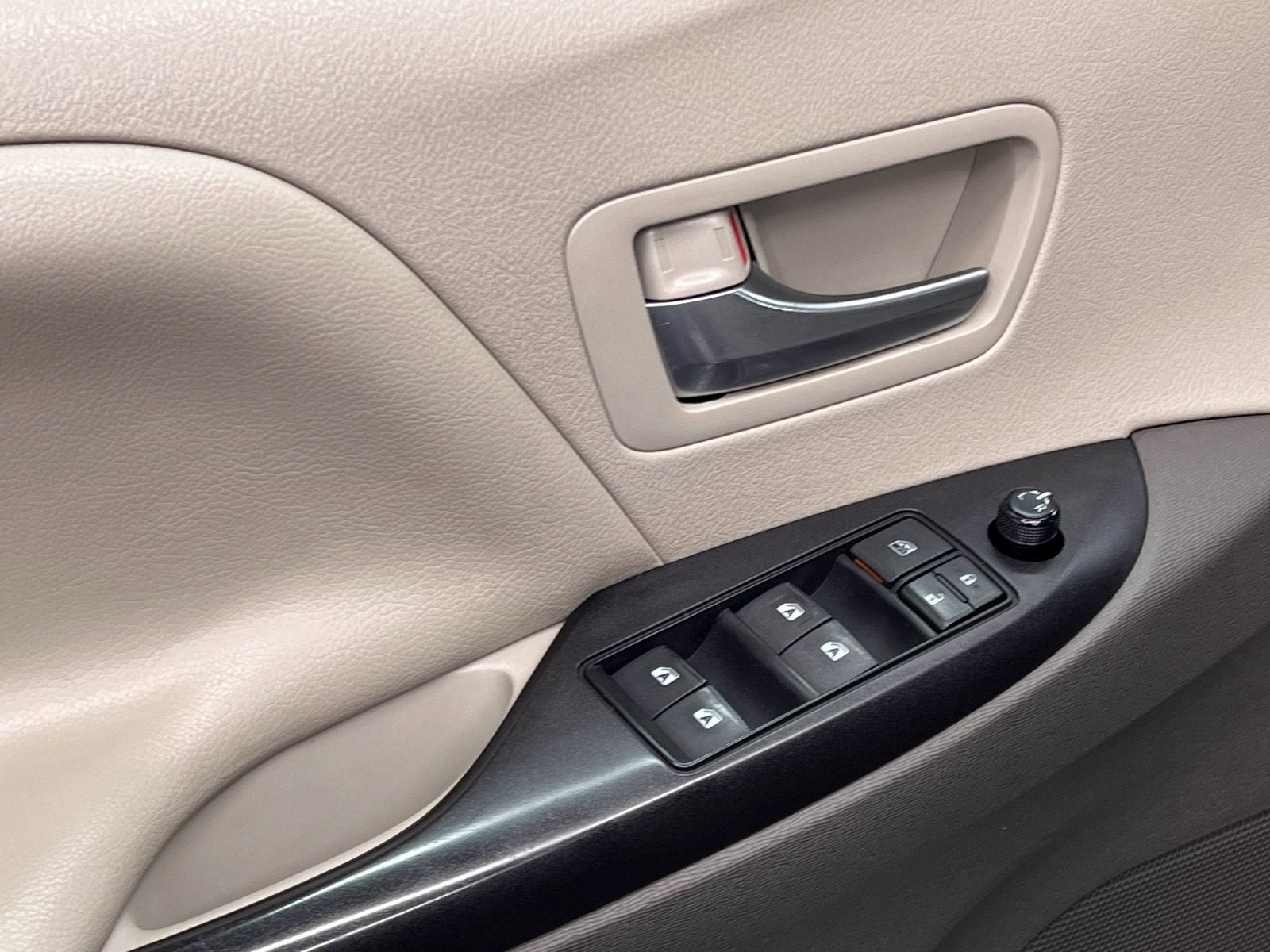 2015 Toyota Sienna LE 8 Passenger