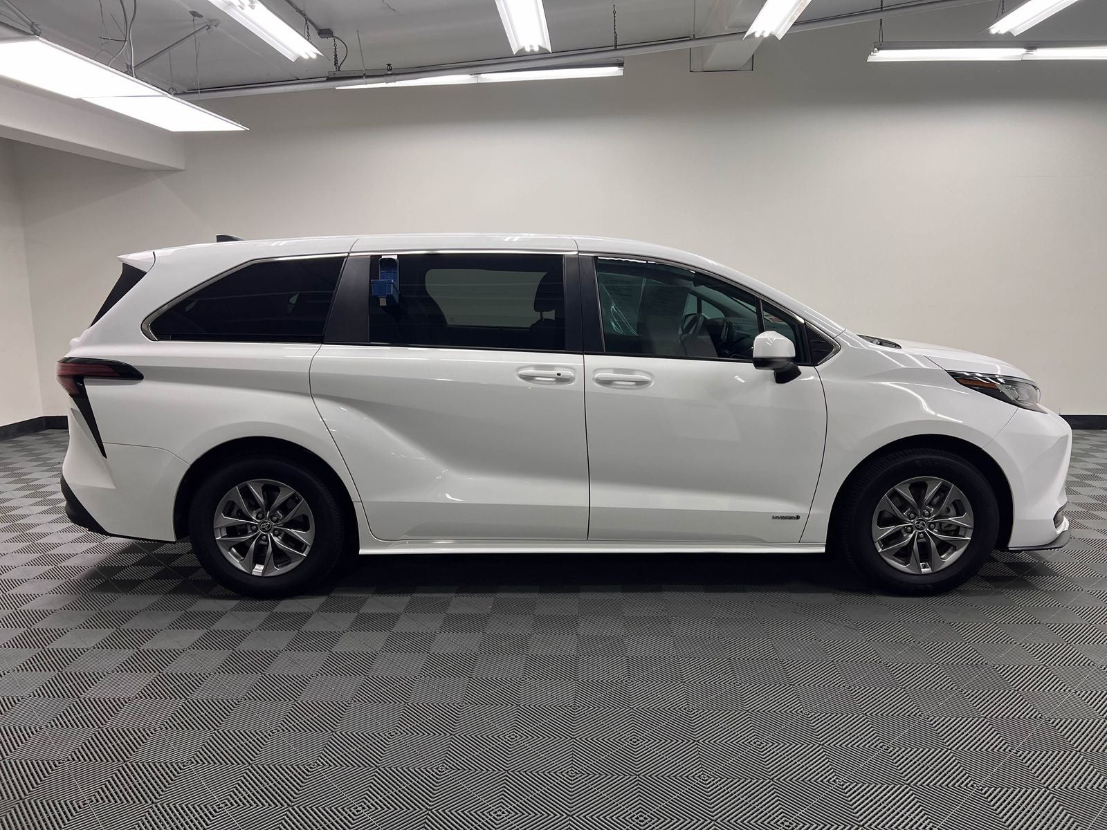2021 Toyota Sienna LE 8 Passenger