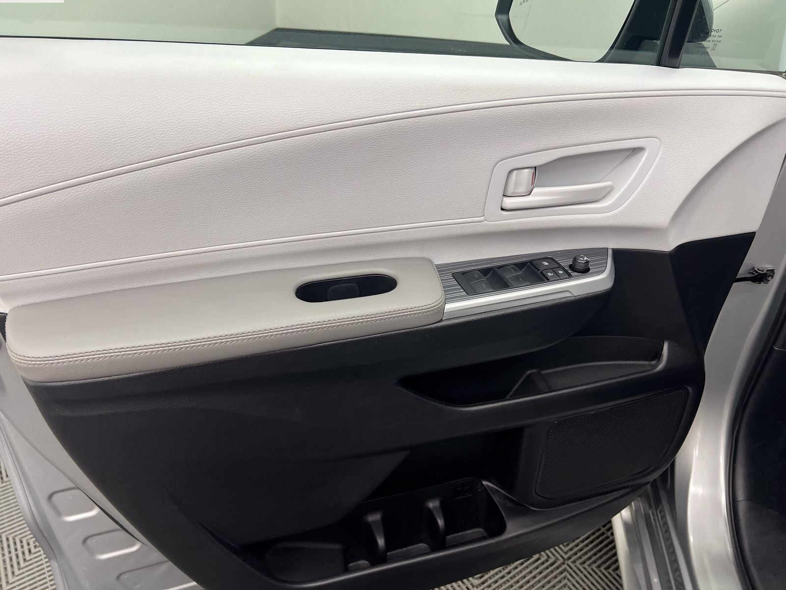 2025 Toyota Sienna LE 8 Passenger