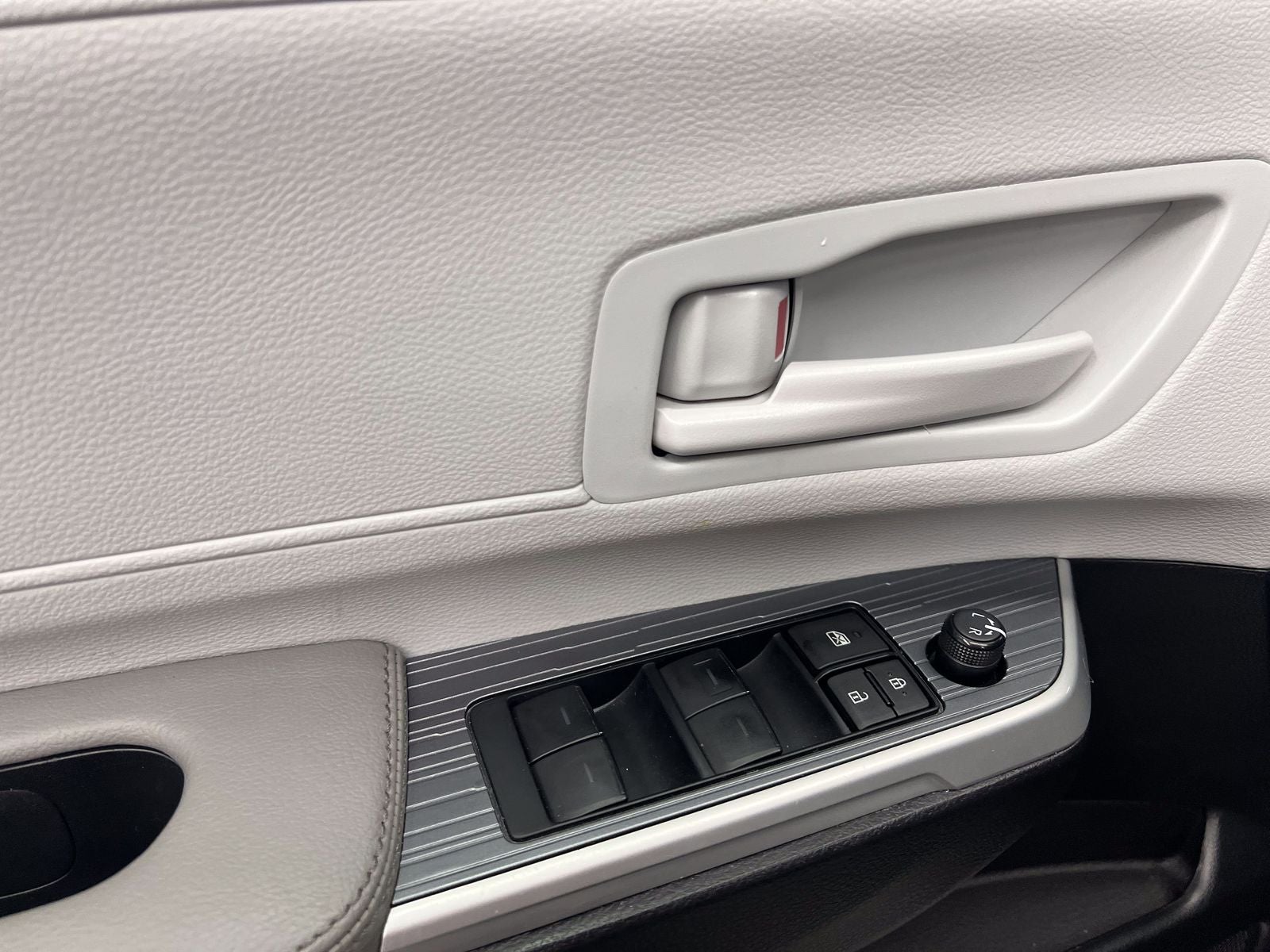2025 Toyota Sienna LE 8 Passenger