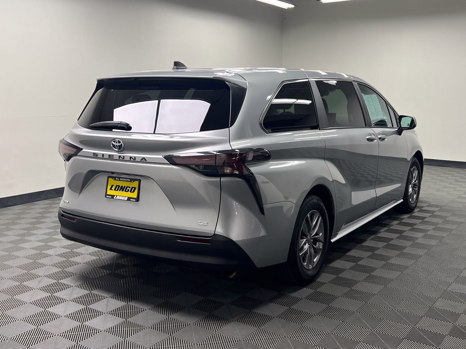 2025 Toyota Sienna LE 8 Passenger