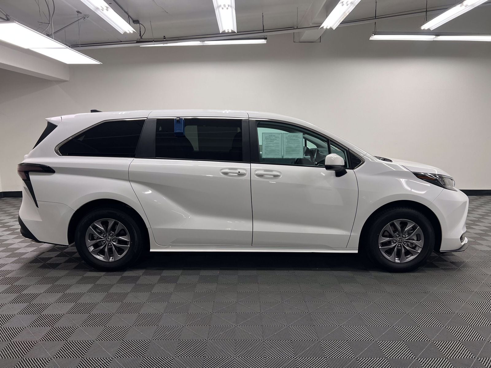 2025 Toyota Sienna LE 8 Passenger