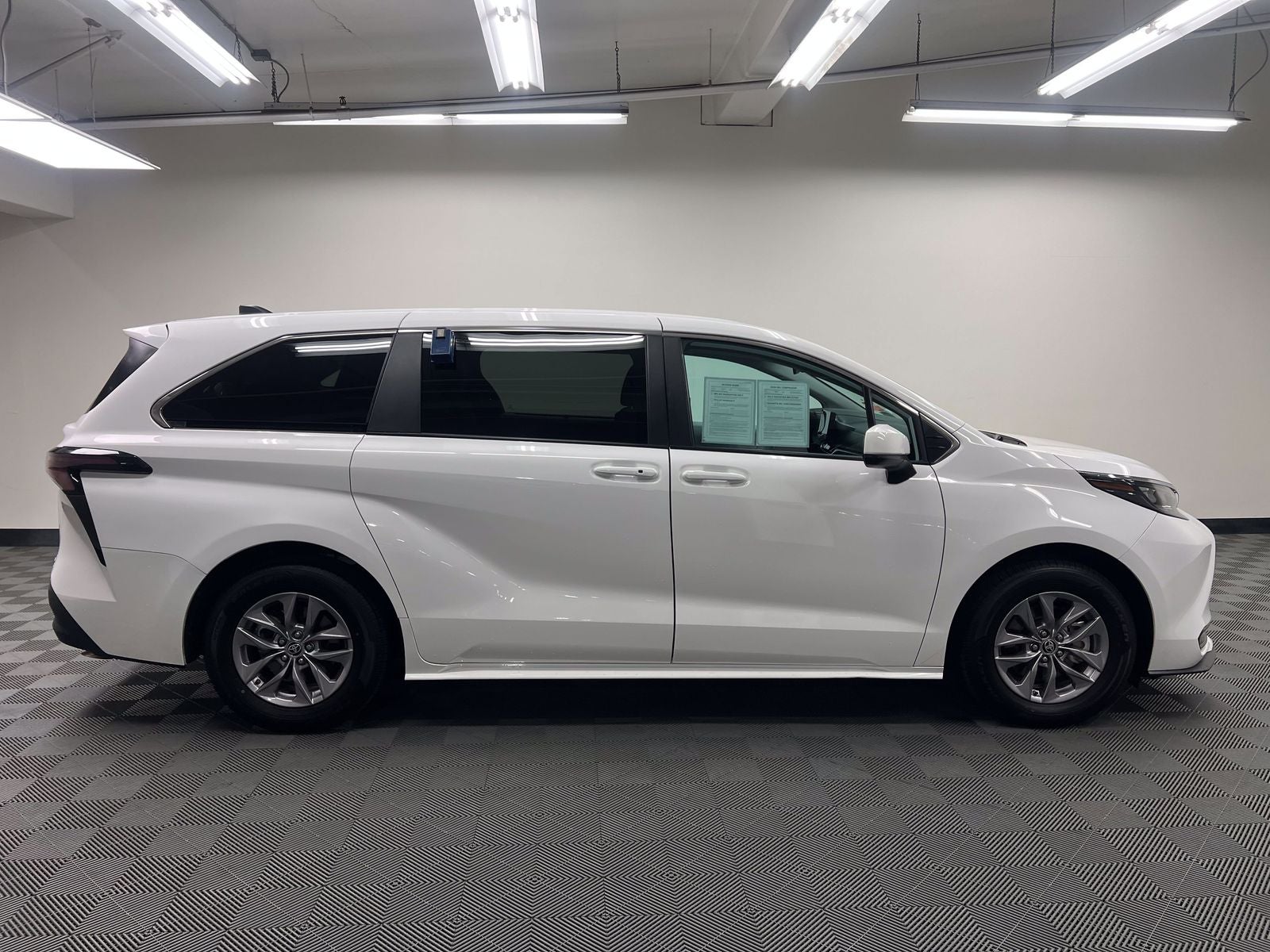 2025 Toyota Sienna LE 8 Passenger