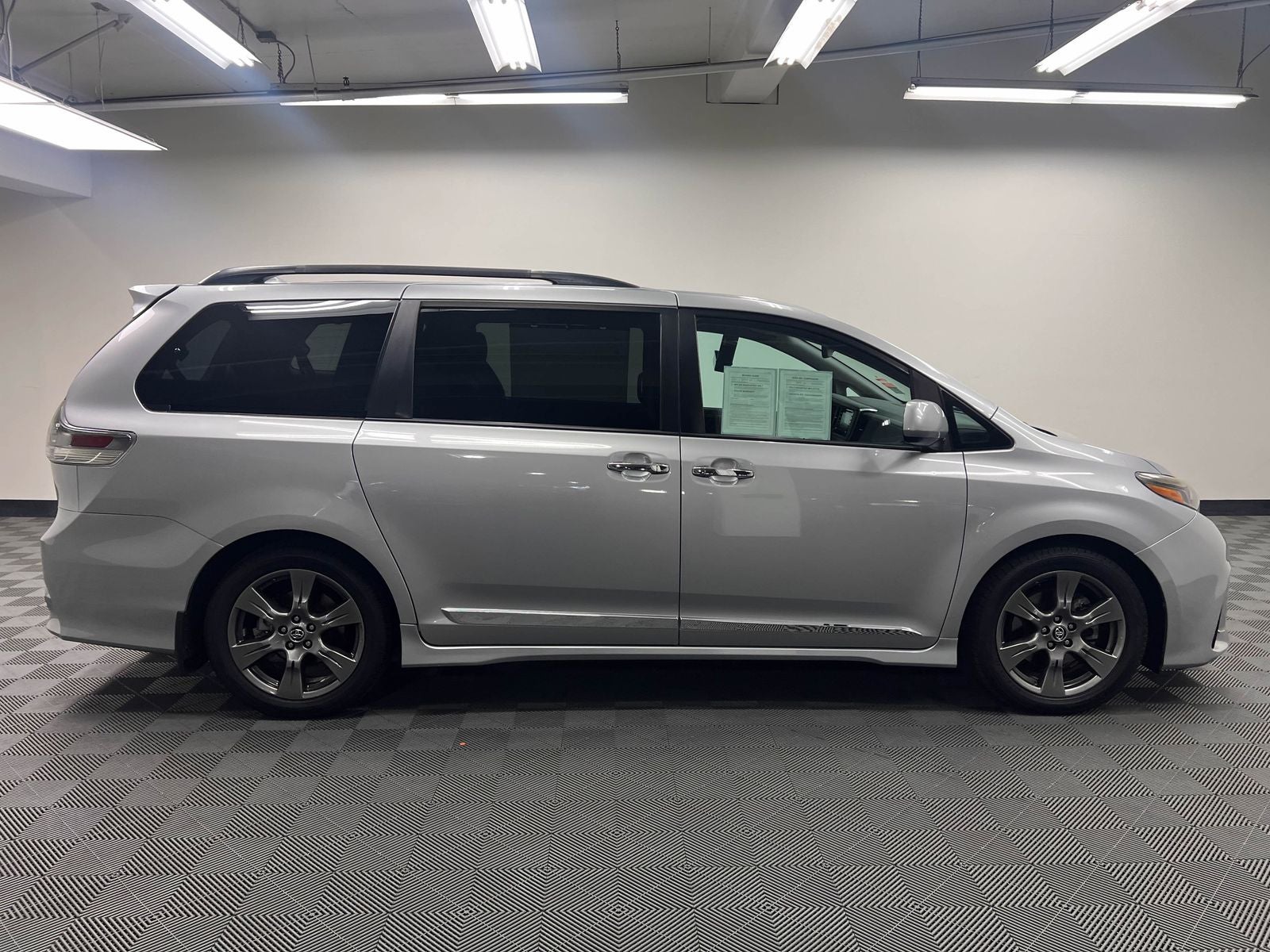 2019 Toyota Sienna SE 8 Passenger