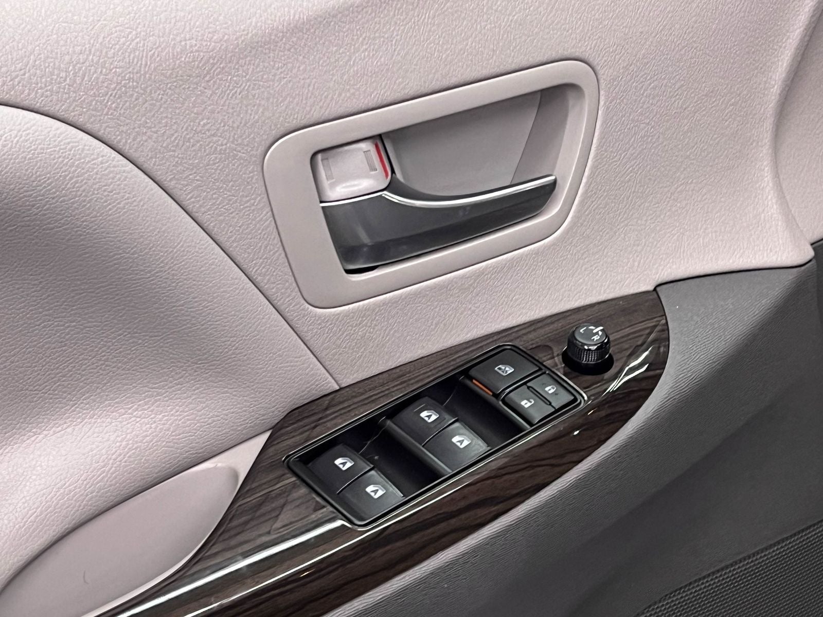 2020 Toyota Sienna XLE 8 Passenger