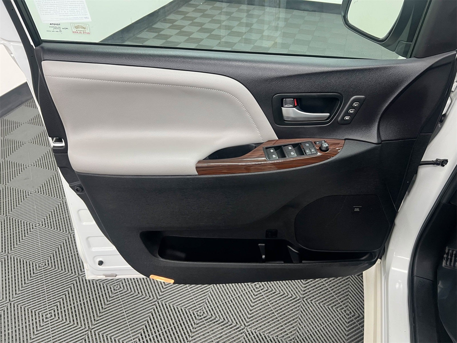 2017 Toyota Sienna Limited Premium 7 Passenger