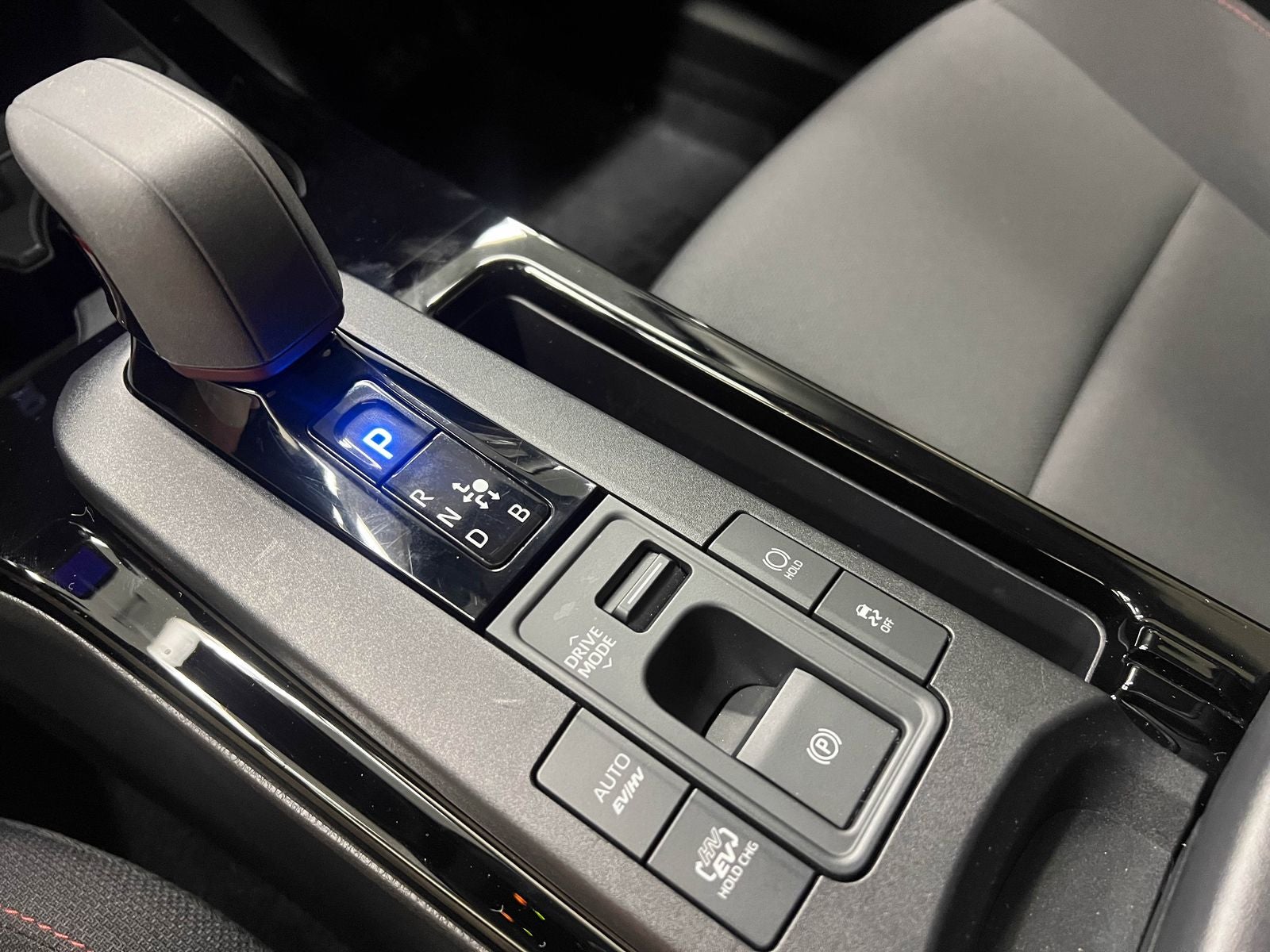 2025 Toyota Prius Plug-In Hybrid SE