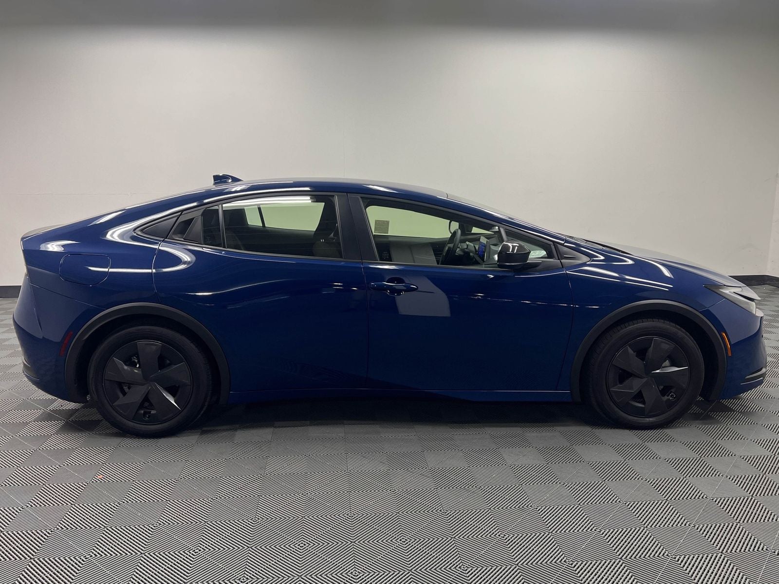 2025 Toyota Prius Plug-In Hybrid SE